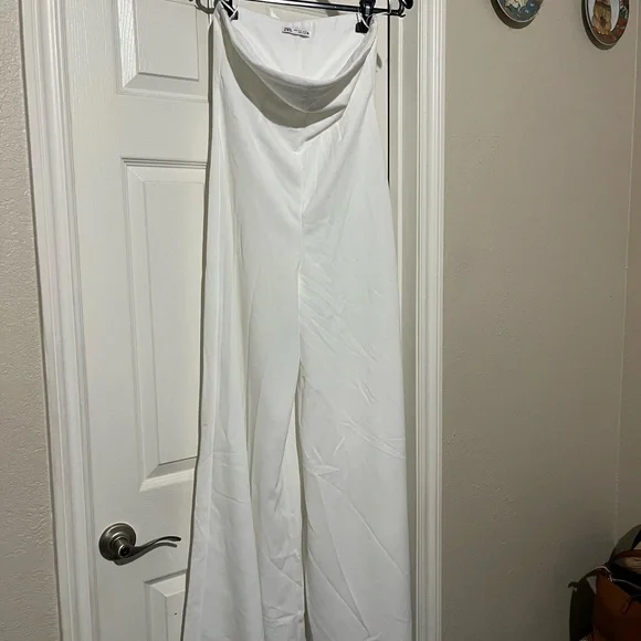 Zara White Jumpsuit with Minimalist Design - Picture 3 of 8